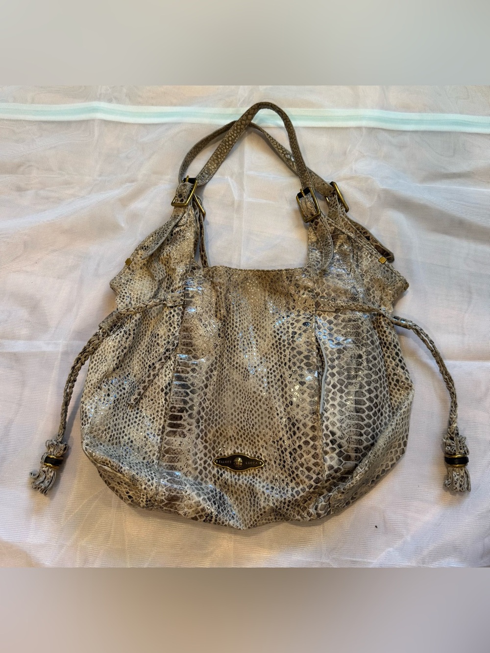 Elliott Lucca Sintra Tote Gray
Metallic Shoulder Bag with Snake Skin.